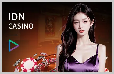 Bàn chơi Poker với các quân bài và chip cược